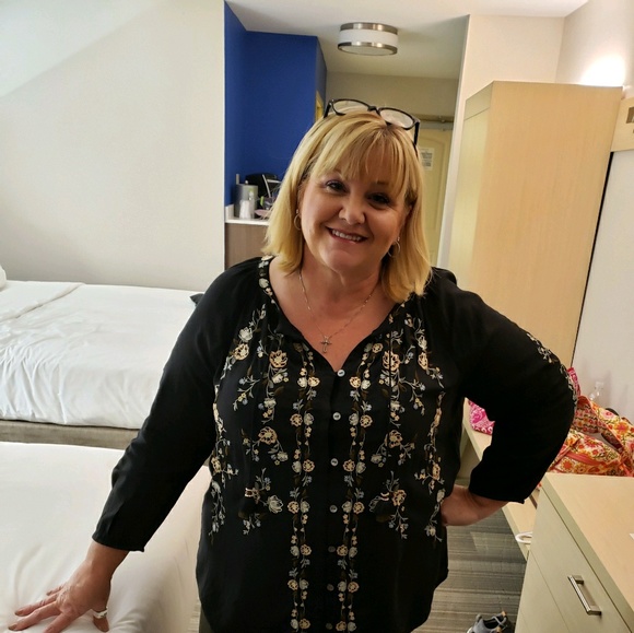 Meet your Posher, Beth - Picture 1 of 1